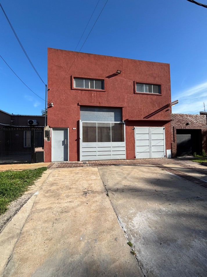 Casa con Taller en VENTA